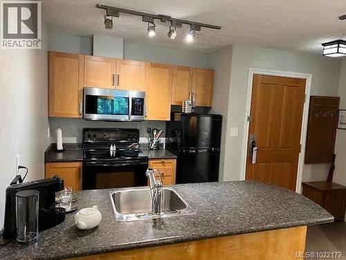 103D 1800 Riverside Lane, Courtenay, BC - Indoor Photo Showing Kitchen With Double Sink