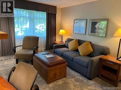 103D 1800 Riverside Lane, Courtenay, BC - Indoor Photo Showing Living Room