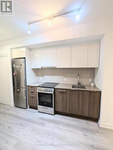321 - 31 Tippett Road, Toronto, ON - Indoor Photo Showing Kitchen