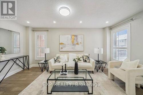 14 Gateway Court, Whitby, ON - Indoor Photo Showing Living Room