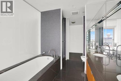 310X 1077 W Cordova Street, Vancouver, BC - Indoor Photo Showing Bathroom