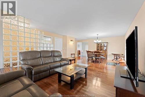 154 Purple Plum, Kingsville, ON - Indoor Photo Showing Living Room