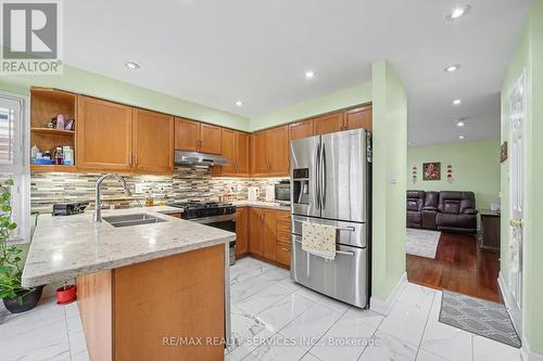 3203 Carabella Way, Mississauga, ON - Indoor Photo Showing Kitchen With Double Sink With Upgraded Kitchen