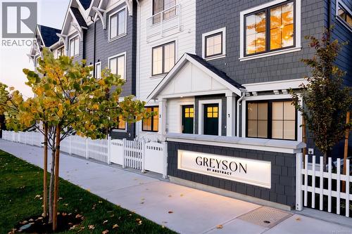 Th9 3450 Whittier Ave, Saanich, BC - Outdoor