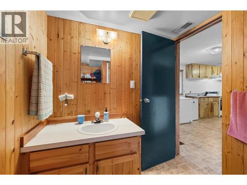 2033 Smith Road, Creston, BC - Indoor Photo Showing Bathroom