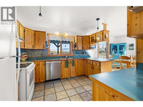 2033 Smith Road, Creston, BC - Indoor Photo Showing Kitchen With Double Sink