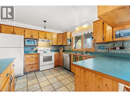 2033 Smith Road, Creston, BC - Indoor Photo Showing Kitchen