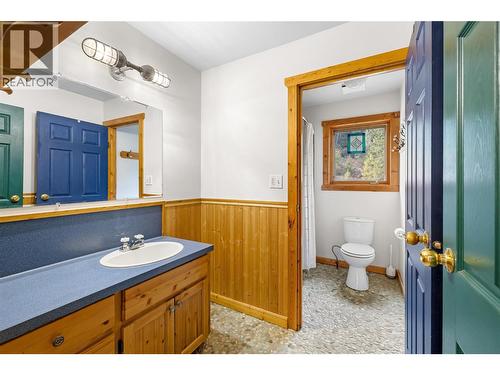 2033 Smith Road, Creston, BC - Indoor Photo Showing Bathroom
