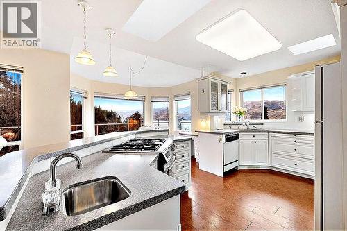 5205 Macneill Court, Peachland, BC - Indoor Photo Showing Kitchen