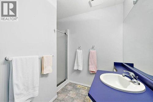 5205 Macneill Court, Peachland, BC - Indoor Photo Showing Bathroom
