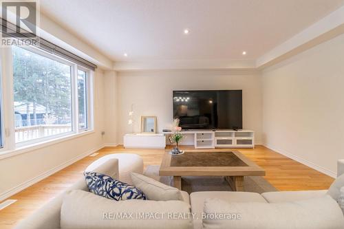39 Connolly Road, Kawartha Lakes (Lindsay), ON - Indoor Photo Showing Living Room
