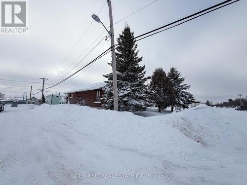 637 Montrock Street, Iroquois Falls, ON - Outdoor