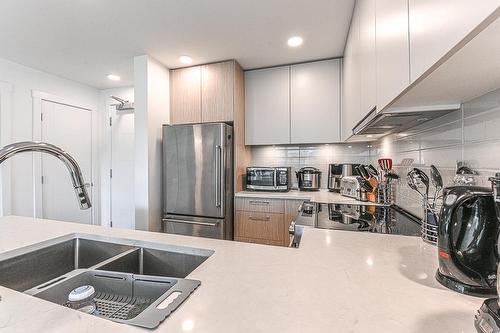 416 3182 Gladwin Road, Abbotsford, BC - Indoor Photo Showing Kitchen With Double Sink