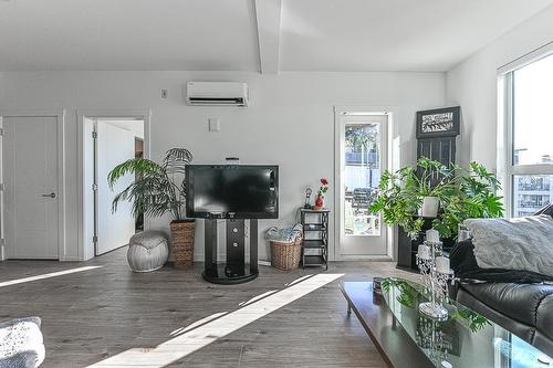 416 3182 Gladwin Road, Abbotsford, BC - Indoor Photo Showing Living Room