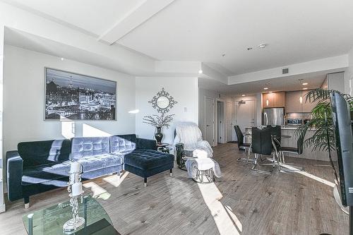 416 3182 Gladwin Road, Abbotsford, BC - Indoor Photo Showing Living Room