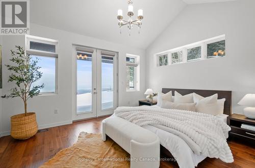 107 Maple Lane, Blue Mountains, ON - Indoor Photo Showing Bedroom