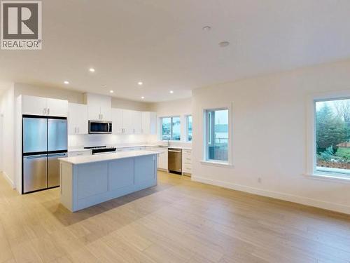 C104-6900 Burnaby Street, Powell River, BC - Indoor Photo Showing Kitchen