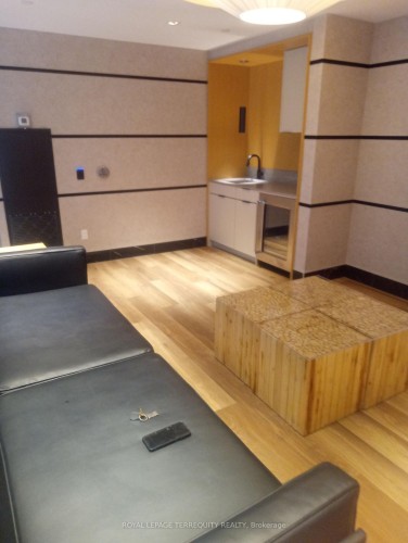 805-327 King Street W, Toronto, ON - Indoor Photo Showing Garage