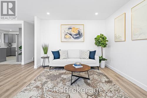 173 Bellingham Drive, Hamilton, ON - Indoor Photo Showing Living Room