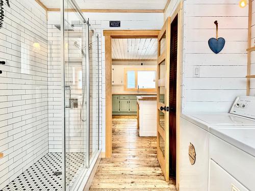 Bathroom - 534 Ch. Du Bassin, Les Îles-De-La-Madeleine, QC - Indoor Photo Showing Laundry Room