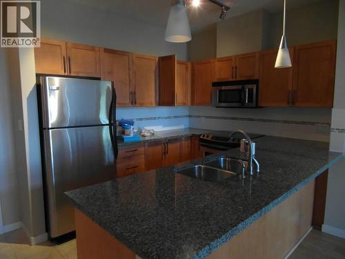 405 12350 Harris Rd, Pitt Meadows, BC - Indoor Photo Showing Kitchen With Double Sink