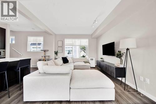 2410 11280 Pazarena Pl, Maple Ridge, BC - Indoor Photo Showing Living Room