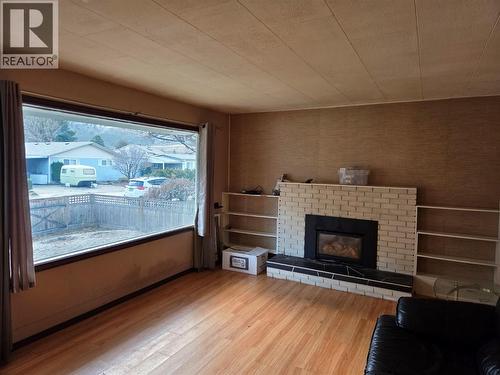 512 12Th Avenue, Keremeos, BC - Indoor Photo Showing Living Room With Fireplace