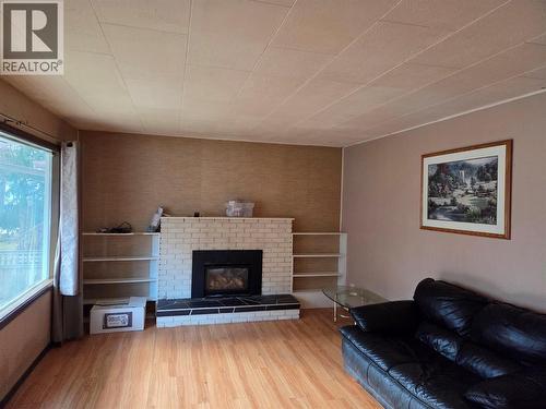 512 12Th Avenue, Keremeos, BC - Indoor Photo Showing Living Room With Fireplace