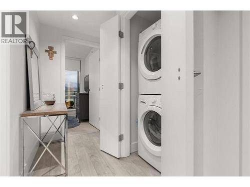1909 1550 Fern Street, North Vancouver, BC - Indoor Photo Showing Laundry Room