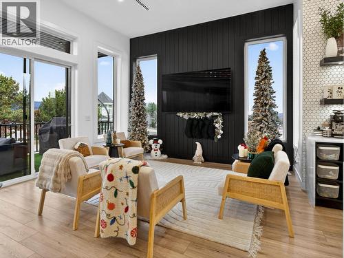 5300 Hedeman Court, Kelowna, BC - Indoor Photo Showing Living Room