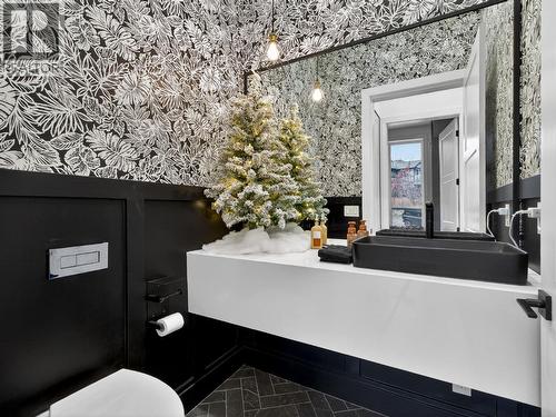 5300 Hedeman Court, Kelowna, BC - Indoor Photo Showing Bathroom