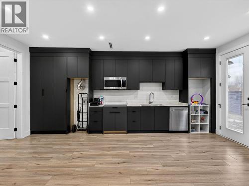 5300 Hedeman Court, Kelowna, BC - Indoor Photo Showing Kitchen