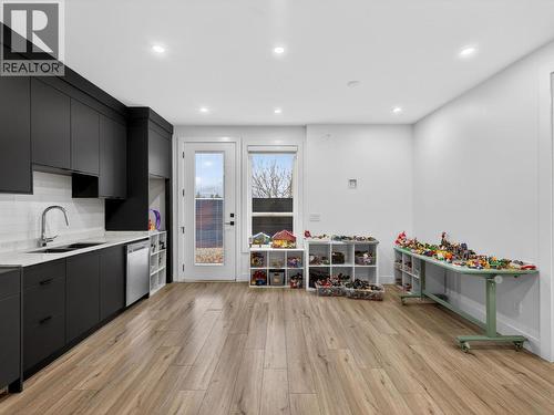 5300 Hedeman Court, Kelowna, BC - Indoor Photo Showing Kitchen