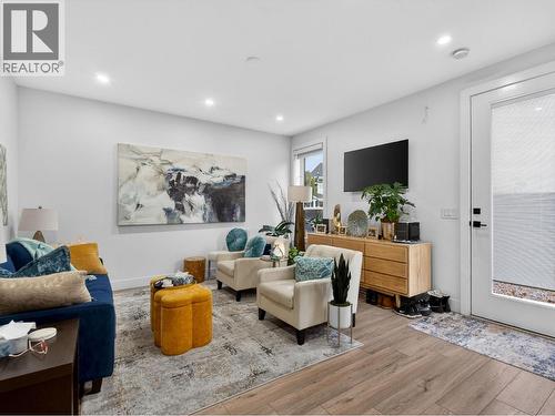 5300 Hedeman Court, Kelowna, BC - Indoor Photo Showing Living Room