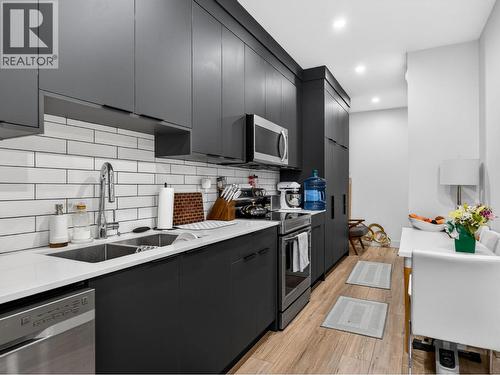 5300 Hedeman Court, Kelowna, BC - Indoor Photo Showing Kitchen With Double Sink With Upgraded Kitchen