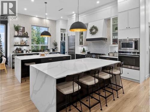 5300 Hedeman Court, Kelowna, BC - Indoor Photo Showing Kitchen With Upgraded Kitchen