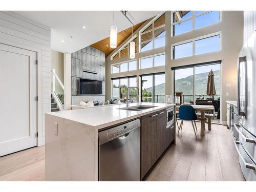 302 3175 Columbia Valley Road|Cultus Lake North, Chilliwack, BC - Indoor Photo Showing Kitchen With Double Sink