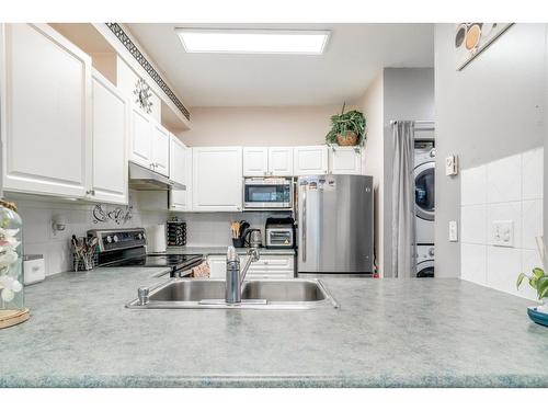 102 13727 74 Avenue, Surrey, BC - Indoor Photo Showing Kitchen With Double Sink