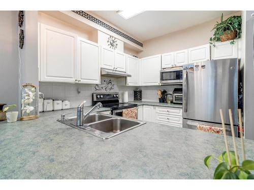 102 13727 74 Avenue, Surrey, BC - Indoor Photo Showing Kitchen With Double Sink