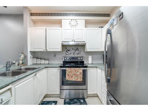 102 13727 74 Avenue, Surrey, BC - Indoor Photo Showing Kitchen With Double Sink