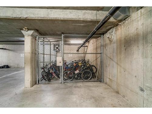 102 13727 74 Avenue, Surrey, BC - Indoor Photo Showing Garage