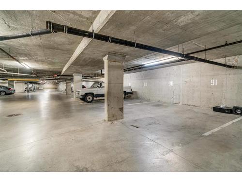 102 13727 74 Avenue, Surrey, BC - Indoor Photo Showing Garage