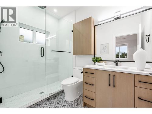 2827 Dundas Street, Vancouver, BC - Indoor Photo Showing Bathroom
