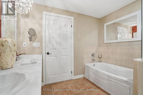 310 - 5188 Lakeshore Road, Burlington (Appleby), ON - Indoor Photo Showing Bathroom