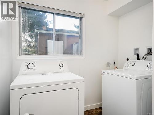 A & B 1725 Feltham Rd, Saanich, BC - Indoor Photo Showing Laundry Room