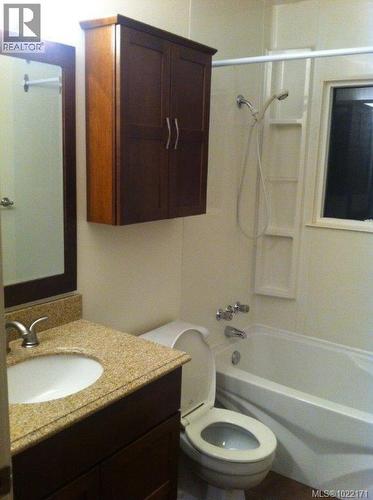 Side A - A & B 1725 Feltham Rd, Saanich, BC - Indoor Photo Showing Bathroom