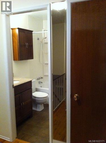 Side A - A & B 1725 Feltham Rd, Saanich, BC - Indoor Photo Showing Bathroom