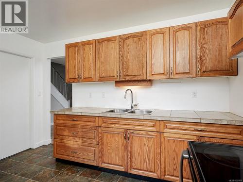 A & B 1725 Feltham Rd, Saanich, BC - Indoor Photo Showing Kitchen With Double Sink