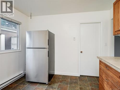 A & B 1725 Feltham Rd, Saanich, BC - Indoor Photo Showing Kitchen