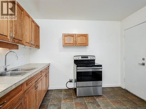 A & B 1725 Feltham Rd, Saanich, BC - Indoor Photo Showing Kitchen With Double Sink